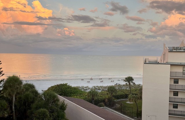 Siesta Key,Crescent Beach, 2bd-2bth,nSleeps 6, #1 Beach, Great Location!