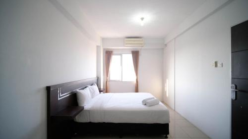 Simple 2BR with Extra Bed at Menara Rungkut Apartment By Travelio