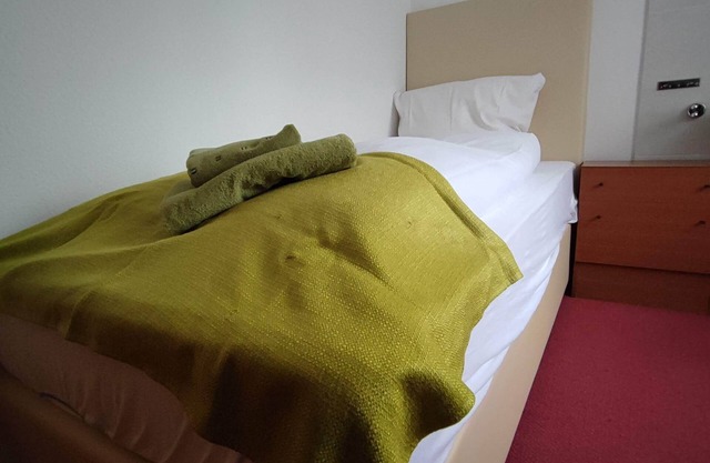 Single room with shared bathroom and kitchen