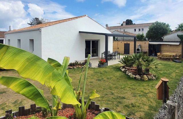 Single-storey house with pergolas, terrace and enclosed garden, rated 4 stars.