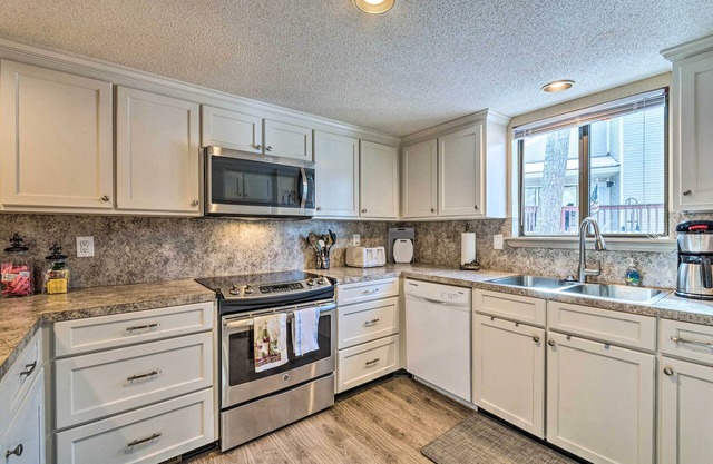 Single-story Fairfield Bay Condo w/Deck!