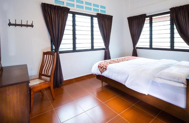 SingVillage Holiday House