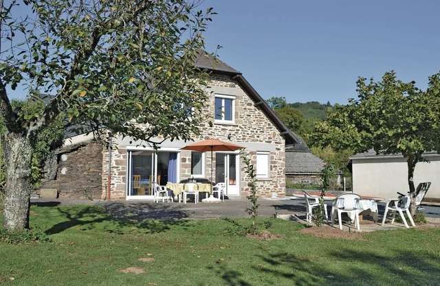 Situated in the core of a beautiful village, this independent vacation home with large garden and la