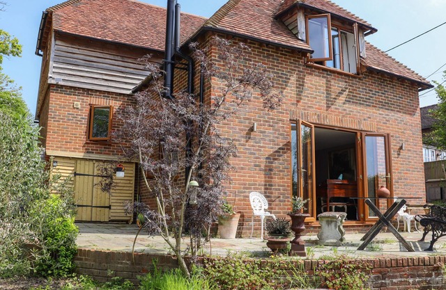 SIX ACRES HOUSE, pet friendly, with open fire in Peasmarsh