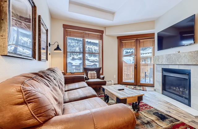 Ski-in/out Center Village Penthouse w/HotTub 5 Queen Beds