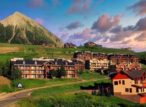 Ski-In & Out, Top-Floor CB Condo, Panoramic Mountain View