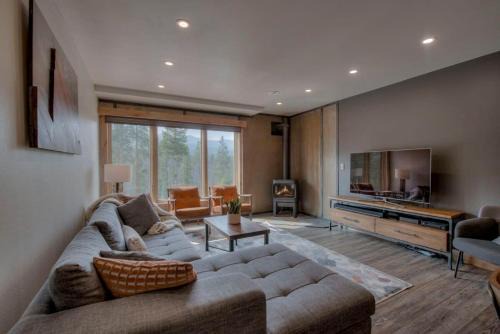 Ski In Out Townhome with Hot Tub and Lovely Mtn Views