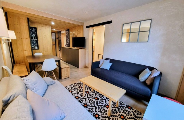 Ski-In/Ski-Out Renovated Apartment · South-Facing Balcony · Sleeps 8