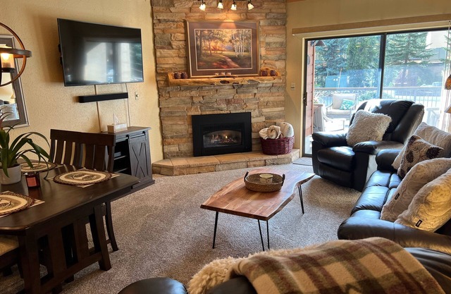 Ski In Ski Out 2 Bedroom Mountainwood Condo - One block to Town