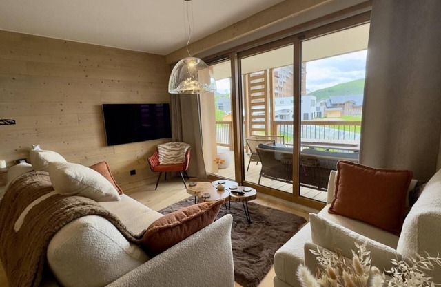 Ski-in/ski-out & foot of the slopes, swimming pool, balcony, parking, tv, ski locker, 60m²