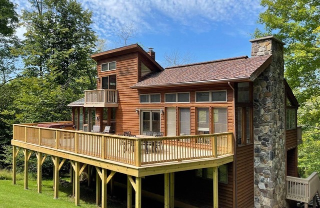 Ski Inn - 388 Brookside Road Ski Inn - Great Access to Local Hiking Trails, Hot Tub, Pet Friendly