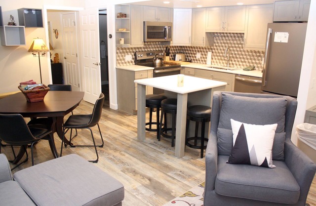 Ski & Racquet #103-C: Mountain Chic- 2 Blocks from Main Street- Free Shuttle