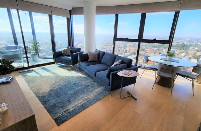 Sky-high South Yarra luxury 2 bed sleeping up to 4