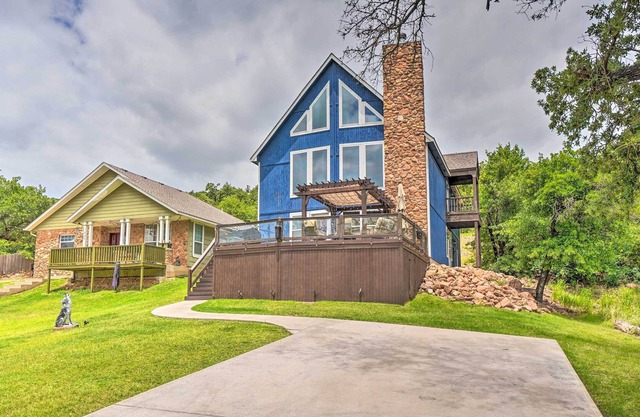 'Sky Kabin' w/ Game Room, 1/2 Mi to Downtown!