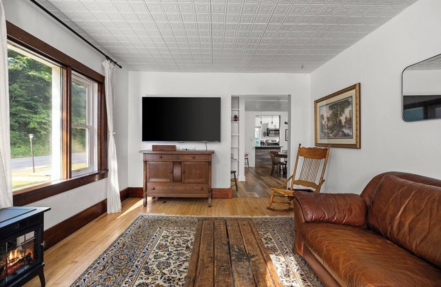 Slabtown Farmhouse, walk to the beach, Hickory Hills, the Commons, Downtown