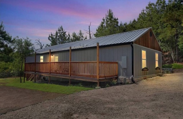 Sleek Cabin in Pine Woods, Close to Austin