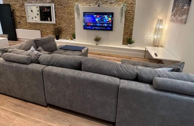 Sleek & Modern 2BR w/WiFi & Netflix - City Centre Nr Cliffs Pavillion