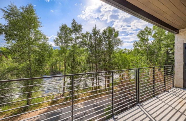 Sleek New Condo on Blue River. Central to 6 ski resorts. Shopping/Dining/Hiking/Biking Trails, WiFi