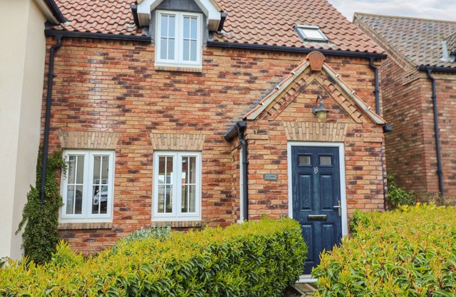 SLEEPER COTTAGE, pet friendly, with pool in Filey