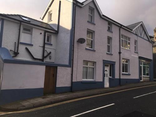 Sleeps 10 5 bedroom town house 3 miles from Zip World