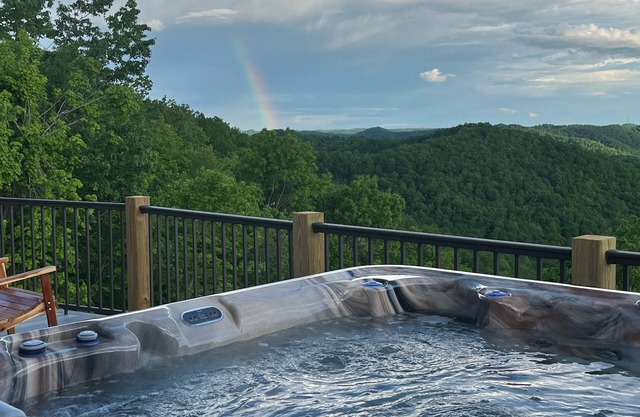 Sleeps 11, an amazing view. See 3 states on a clear day. Pic don’t do it justice