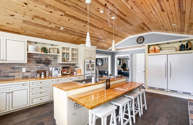 Sleeps 12+/Batting Cage/Theater!