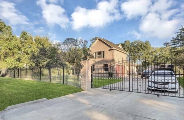 Sleeps 18+.10 mins from IAH. Big Pool Events & Parties Allowed