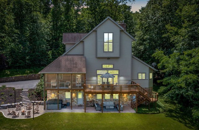 Sleeps 19+, Horse barn, Hot Tub, Swing Set, Toy Room