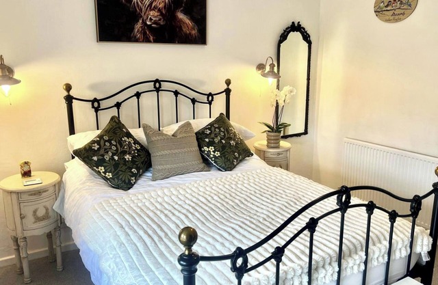 Sleeps 2 Cottage -Private Garden - Log burner