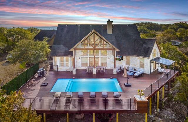 Sleeps 20 - Pool, Fire Pit, + Hill Country Views!