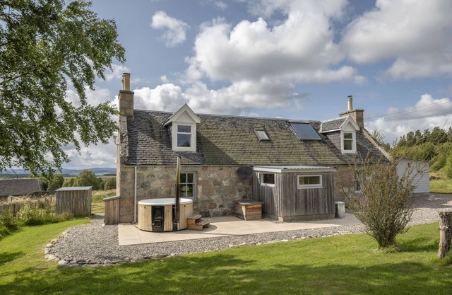 Sleeps 4 in 1 double bedroom and 1 twin room