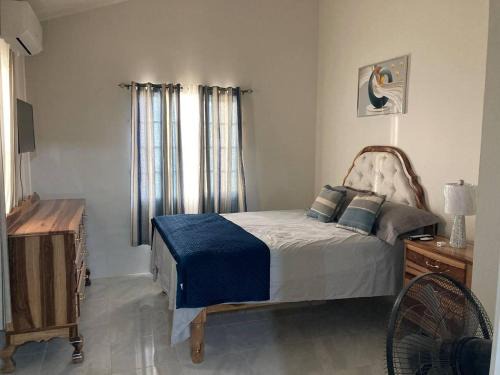 Sleeps 4 with Free Parking 15-min to Beach