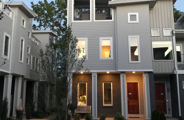 * SLEEPS 40* Dwell Lofts - *4 Units * 10BR* 9.5BA * Amazing Rooftops*