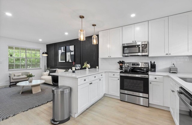 Sleeps 45+ 11 LUX apts in prime location/12 cribs!