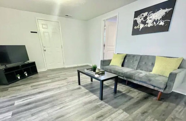 Sleeps 6! Newly Remodeled 1bd/1ba Apt in Franklin!