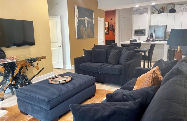 Sleeps6/PerfectLocation/Walk to Baylor/FreeParkingnGym/Newly Renovated Pool