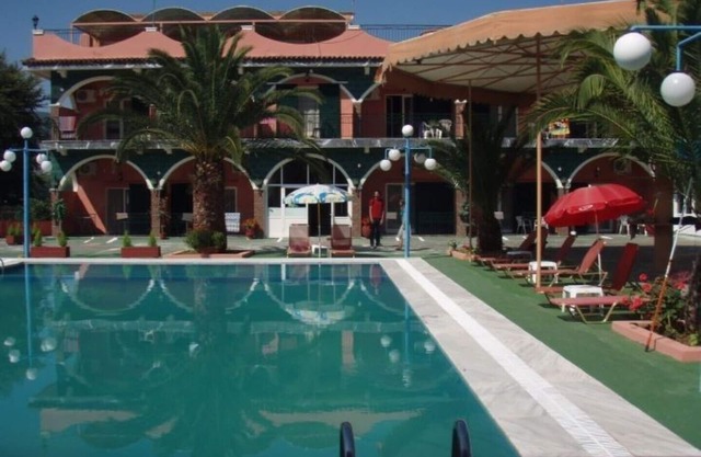 Slef catering, serene Studio for 4 with shared Pool 5m drive from the beach