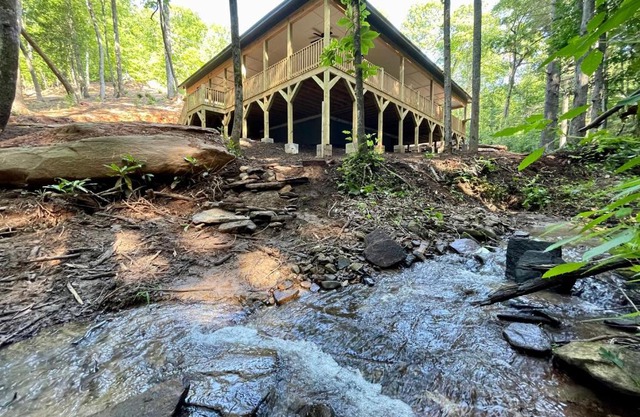 Sliding Rock -A Creekside Cottage w7 acres, Waterfalls & Hiking
