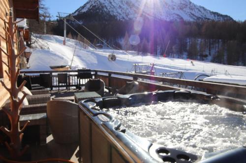 Slope-Side Chalet w/Jacuzzi, Home Cinema, for 16 Guests
