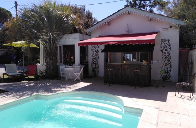 Small 30m2 house for 2 people on private property with swimming pool