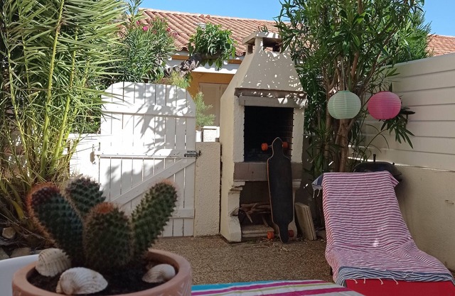 Small bungalow with terrace/mezzanine/pool/parking 200 m from the sea.