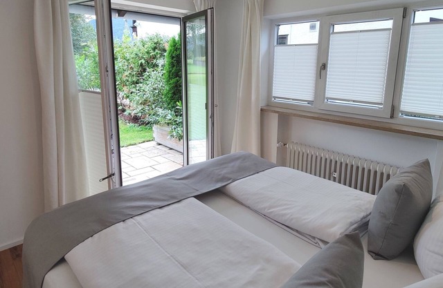 Small, fine self-contained house (TinyHouse) Garden and parking space