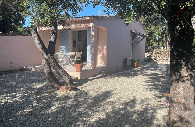 Small villa for 4 with enclosed garden and beach on foot