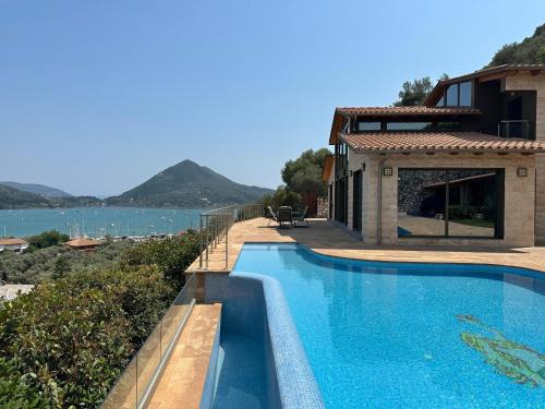 Smaragdine Blue Villa