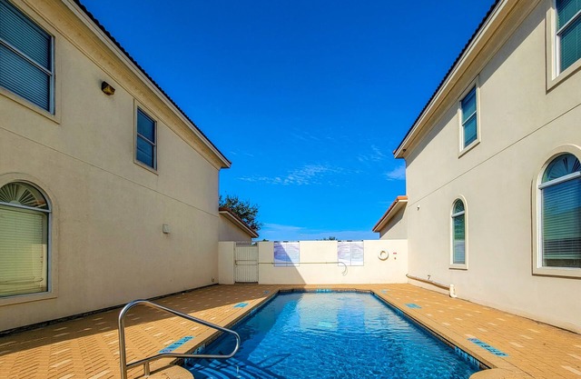 Smart Lovely Home, 4 rooms, 2 1/2 bathroom, w/Pool, Gated Community in McAllen