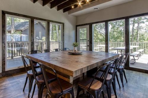 Smoky Vista Resort, Amazing Views, Hot Tub, 685 FREE tickets each paid day!