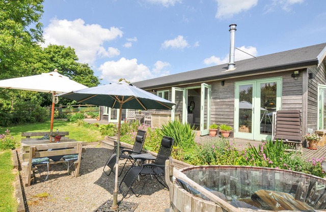 SMUGGLERS, pet friendly, with hot tub in St Tudy