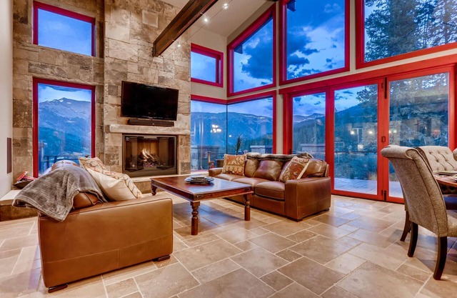 Snow Maker Manor: Pet-Friendly, True Ski-in/Out, Hot Tub, Theater, Pool Table