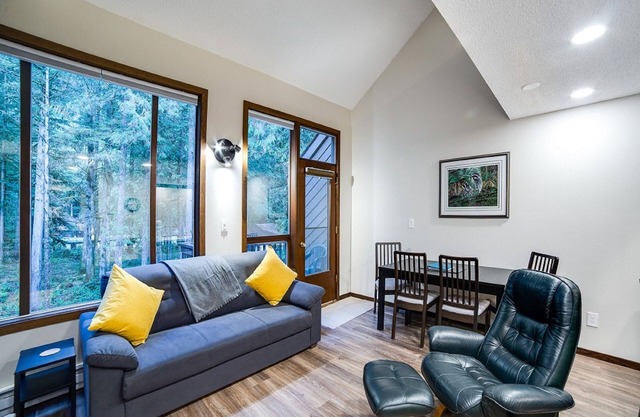 Snowater Condo #Story Condo - Sleeps 4 - Close to Community Amenities!