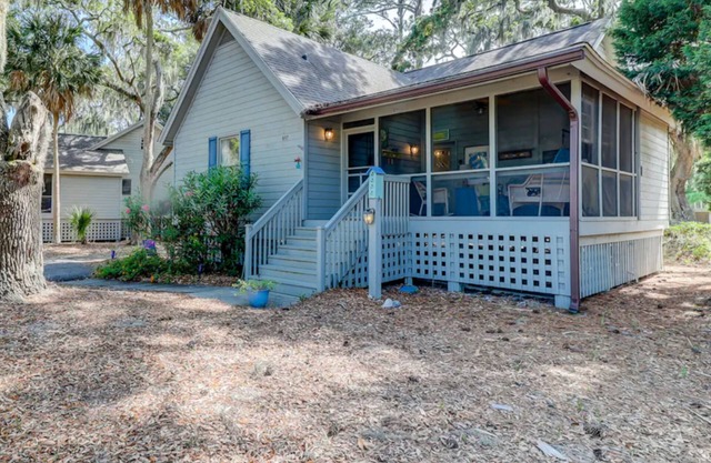 Snowbird-friendly island cottage with fairway views, lanai, & AC - dogs welcome